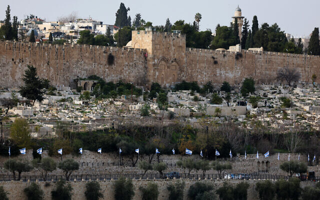 La Porte Dorée, également connue sous le nom de Porte de la Miséricorde, est photographiée dans la Vieille Ville de Jérusalem le 27 décembre 2023. (Crédit : Ahmad GHARABLI / AFP) La Porte Dorée, également connue sous le nom de Porte de la Miséricorde, est photographiée dans la Vieille Ville de Jérusalem le 27 décembre 2023. (Crédit : Ahmad GHARABLI / AFP)