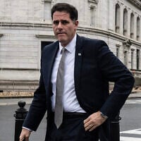Le ministre des Affaires stratégiques, Ron Dermer, arrivant à l'Executive Office Building, à proximité de la Maison Blanche, à Washington, le 26 décembre 2023. (Crédit : Andrew Caballero-Reynolds/AFP)