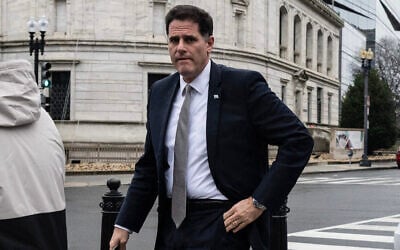 Le ministre des Affaires stratégiques, Ron Dermer, arrivant à l'Executive Office Building, à proximité de la Maison Blanche, à Washington, le 26 décembre 2023. (Crédit : Andrew Caballero-Reynolds/AFP)