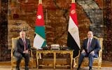 Le roi Abdallah II de Jordanie et le président égyptien Abdel Fattah al-Sissi lors d'une réunion au Caire, le 27 décembre 2023. (Credit :  Palais royal jordanien/AFP)