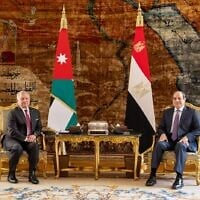 Le roi Abdallah II de Jordanie et le président égyptien Abdel Fattah al-Sissi lors d'une réunion au Caire, le 27 décembre 2023. (Credit :  Palais royal jordanien/AFP)
