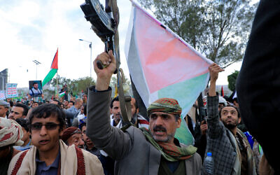 Des manifestants leur solidarité avec la population de Gaza, dans les rues de Sanaa, la capitale du Yémen contrôlée par les Houthis, pour exprimer , le 29 décembre 2023. (Crédit : MOHAMMED HUWAIS / AFP)