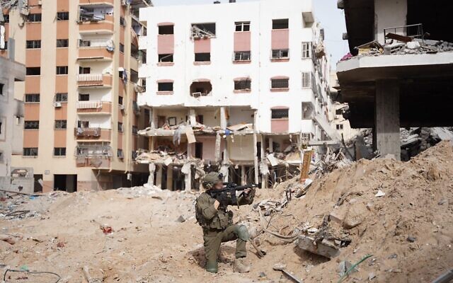 Un soldat israélien dans la bande de Gaza, sur cette image publiée le 3 décembre 2023. (Crédit : Armée israélienne)