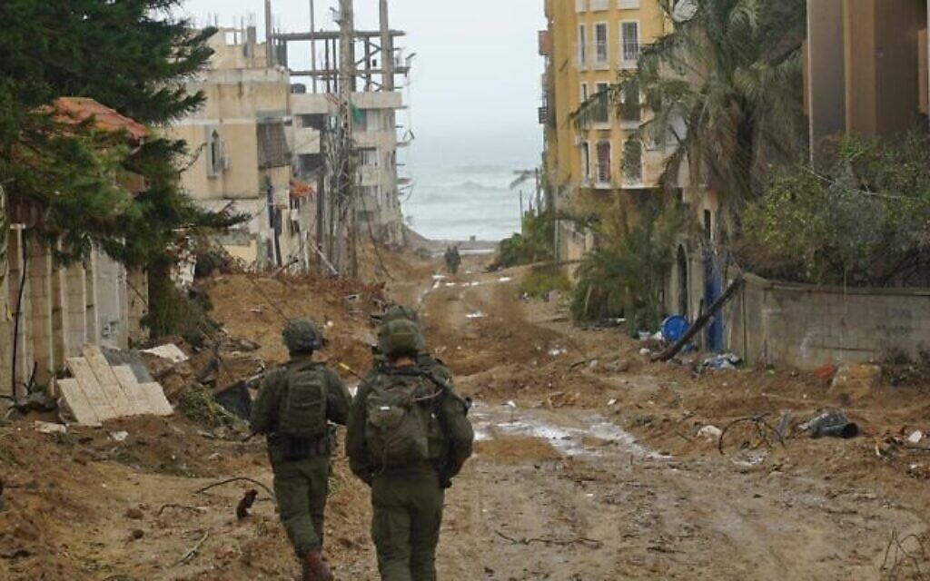 Cette photo diffusée par l'armée israélienne le 3 décembre 2023 montre des soldats dans la bande de Gaza lors de la guerre contre le Hamas (Crédit : Armée israélienne)