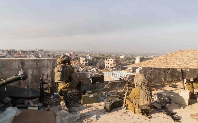 Des troupes israéliennes opérant dans la bande de Gaza, sur une photo publiée le 3 décembre 2023. (Crédit : Armée israélienne)