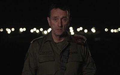 Le chef d'état-major de l’armée israélienne, le lieutenant-général Herzi Halevi, émettant une déclaration vidéo depuis le QG du Commandement du Sud, à Beer Sheva, le 16 décembre 2023. (Crédit : Armée israélienne)