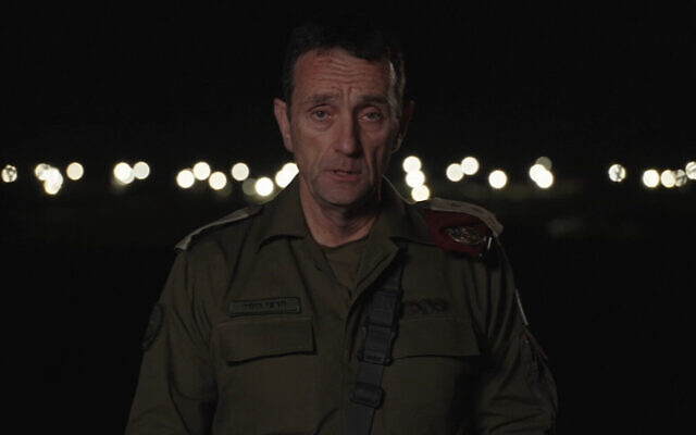 Le chef d'état-major de l’armée israélienne, le lieutenant-général Herzi Halevi, émettant une déclaration vidéo depuis le QG du Commandement du Sud, à Beer Sheva, le 16 décembre 2023. (Crédit : Armée israélienne) Le chef d'état-major de l’armée israélienne, le lieutenant-général Herzi Halevi, émettant une déclaration vidéo depuis le QG du Commandement du Sud, à Beer Sheva, le 16 décembre 2023. (Crédit : Armée israélienne)