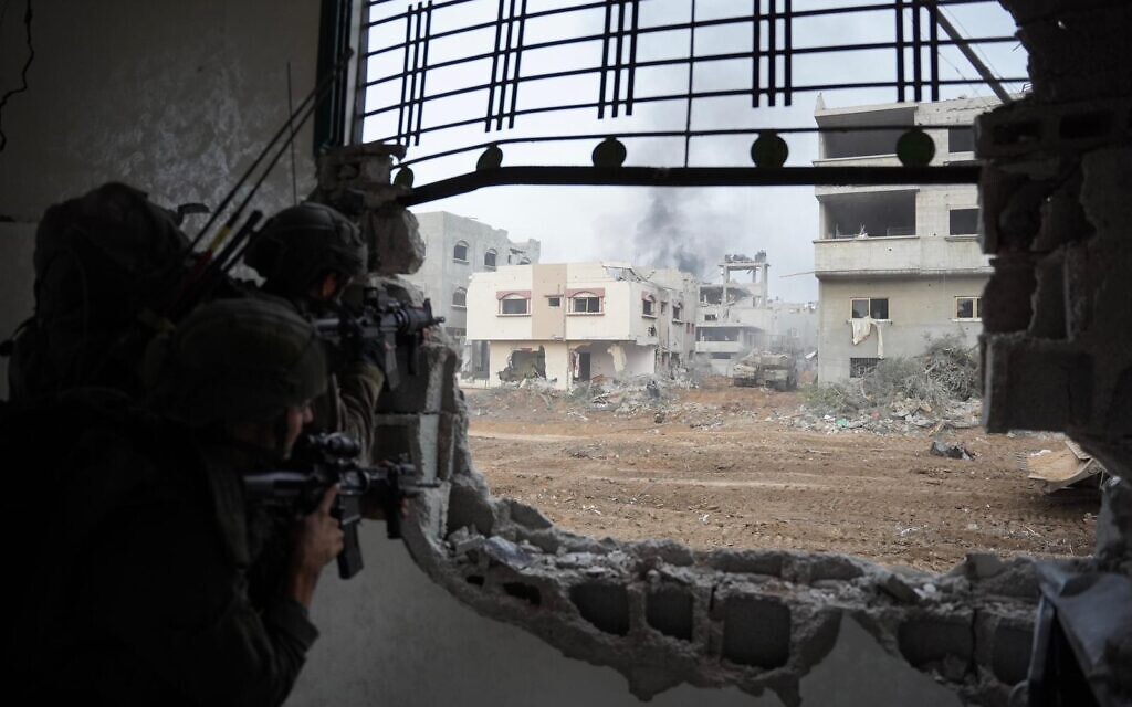 Les soldats israéliens dans la bande de Gaza, sur une photo non-datée diffusée le 11 décembre 2023. (Crédit : Armée israélienne)