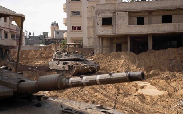 Cette photo diffusée par l'armée israélienne le 14 décembre 2023 montre des troupes opérant dans la bande de Gaza au milieu de la guerre contre le Hamas. (Crédit : armée israélienne)