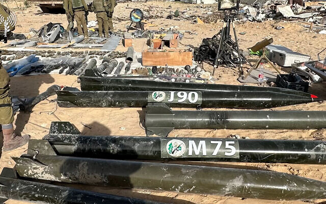 Capture d'écran d'une vidéo publiée par Tsahal sur les armes trouvées dans la bande de Gaza, le 6 décembre 2023 (Crédit : armée israélienne) Capture d'écran d'une vidéo publiée par Tsahal sur les armes trouvées dans la bande de Gaza, le 6 décembre 2023 (Crédit : armée israélienne)