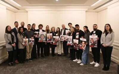 L'ex-Secrétaire d'État américaine Hilary Clinton rencontre les familles d'Israéliens otages du Hamas, en décembre 2023 (Photo : Hostages and Missing Families Forum)