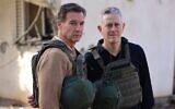 L'ex-membre Démocrate du Congrès Tom Suozzi (à gauche) et le coprésident national de la Majorité Démocrate pour Israël Todd Richman (à droite), à Kfar Aza, le 22 décembre 2023. (Avec l'aimable autorisation de Todd Richman)