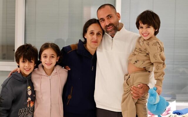 Les retrouvailles de la famille Brodutch, avec le père Avichai, sa femme Hagar et leurs enfants Ofri, 10 ans, Yuval, 9 ans et Oriya, 4 ans, après que ces quatre derniers ont été détenus par des terroristes à Gaza pendant 51 jours, le 27 novembre 2023. (Crédit : Porte-parole du Centre médical pour enfants Schneider)