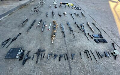 Armes saisies par les troupes israéliennes dans le camp de réfugiés de Nur Shams en Cisjordanie, le 26 décembre 2023. (Crédit : armée israélienne)