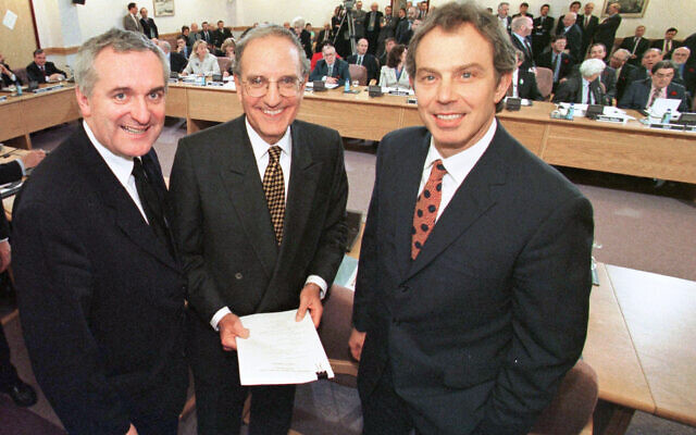 Le Premier ministre britannique Tony Blair, le sénateur américain George Mitchell et le Premier ministre irlandais Bertie Ahern, après la signature de l'accord de paix en Irlande du nord, le 10 avril 1998. (Crédit :AP Photo)