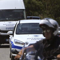 Archives – Un motard de la police escorte un fourgon de police, à Nicosie, Chypre, le 24 juin 2019 (Petros Karadjias/AP)