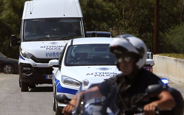 Archives – Un motard de la police escorte un fourgon de police, à Nicosie, Chypre, le 24 juin 2019 (Petros Karadjias/AP) Archives – Un motard de la police escorte un fourgon de police, à Nicosie, Chypre, le 24 juin 2019 (Petros Karadjias/AP)