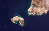 L'île de Mayun dans le détroit de Bab el-Mandeb et la partie continentale du Yémen, sur une photo satellite publiée le 8 mai 2021. (Crédit : Planet Labs Inc. via AP)