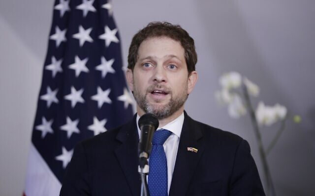 Le conseiller adjoint à la Sécurité nationale des États-Unis, Jon Finer, s'exprimant lors d'une déclaration commune avec le président élu de la Colombie, Gustavo Petro, à Bogota, en Colombie, le 22 juillet 2022. (Crédit : Ivan Valencia/AP Photo) Le conseiller adjoint à la Sécurité nationale des États-Unis, Jon Finer, s'exprimant lors d'une déclaration commune avec le président élu de la Colombie, Gustavo Petro, à Bogota, en Colombie, le 22 juillet 2022. (Crédit : Ivan Valencia/AP Photo)