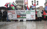 Des manifestants du mouvement Boycott, Divestment and Sanctions (BDS) défilant à Belfast, en Irlande du nord, le 11 avril 2023. (Crédit : Peter Morrison/AP)