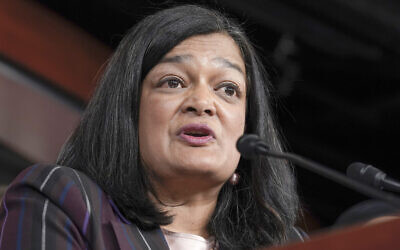Pramila Jayapal, la représentante démocrate de Washington, s'exprimant lors d'une conférence de presse, sur la colline du Capitole à Washington, le 24 mai 2023. (Crédit : Mariam Zuhaib/AP Photo)