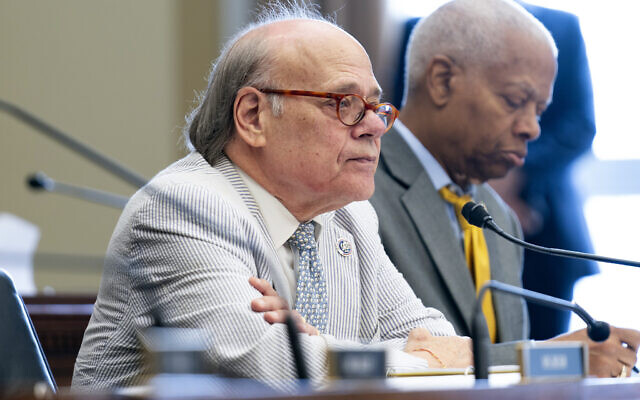 Le député Steve Cohen (Démocrate du Tennessee) interrogeant l'administratrice de la Drug Enforcement Administration (DEA), Anne Milgram, lors d'une audition de la sous-commission du crime et de la surveillance du gouvernement fédéral de la Chambre des représentants sur le contrôle de la DEA, au Capitole à Washington, le 27 juillet 2023. (Crédit : Stephanie Scarbrough/AP Photo)
