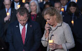 Le représentant Josh Gottheimer, démocrate du New Jersey, et la représentante Debbie Wasserman, démocrate de Floride, et d'autres membres du congrès lors d'une minute de silence organisée au cours d'une veillée pour Israël au Capitole, à Washington, le 12 octobre 2023. (Crédit : AP Photo/Jose Luis Magana)