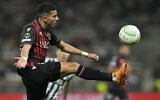 Youcef Atal de Nice en action lors d'un match de football au stade Allianz Riviera de Nice, France, le 27 octobre 2022. (Crédit : AP Photo/Daniel Cole, File)