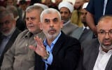 Yahya Sinwar, chef du Hamas à Gaza, saluant ses partisans à son arrivée à une réunion dans une salle sur le bord de mer de Gaza City, le 30 avril 2022. (Crédit : Adel Hana/AP/Dossier)