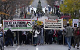 Photo d'illustration : les manifestants anti-israéliens défilent à Georgetown, à Washington, le 24 novembre 2023. (Crédit : AP Photo/Susan Walsh)