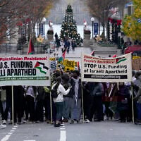 Photo d'illustration : les manifestants anti-israéliens défilent à Georgetown, à Washington, le 24 novembre 2023. (Crédit : AP Photo/Susan Walsh)