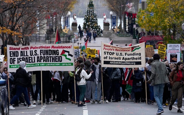 Photo d'illustration : les manifestants anti-israéliens défilent à Georgetown, à Washington, le 24 novembre 2023. (Crédit : AP Photo/Susan Walsh) Photo d'illustration : les manifestants anti-israéliens défilent à Georgetown, à Washington, le 24 novembre 2023. (Crédit : AP Photo/Susan Walsh)