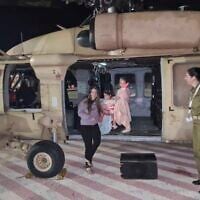 Aviv Asher, 2 ans, sa sœur Raz Asher, 5 ans, et leur mère Doron, à leur retour en Israël après leur captivité à Gaza, le 24 novembre 2023. (Crédit : Armée israélienne via AP)
