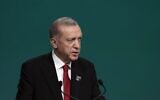 Le président turc Recep Tayyip Erdogan s'exprimant lors d'une session plénière au sommet climatique de l'ONU COP28, à Dubaï, aux Émirats arabes unis, le 1er décembre 2023. (Crédit : Peter Dejong/AP Photo)