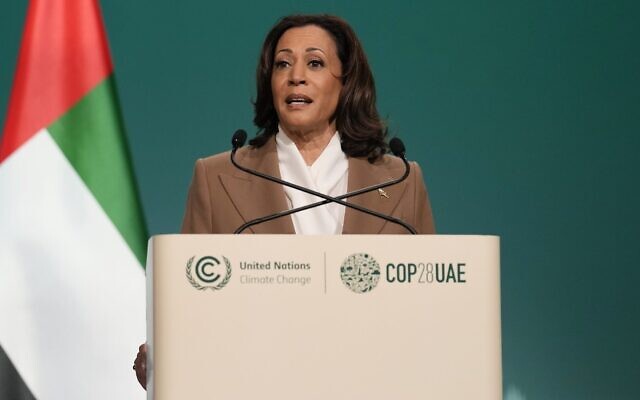 La vice-présidente Kamala Harris s'exprimant pendant une séance plénière du sommet sur le climat de la COP28, à Dubaï, aux Émirats arabes unis, le 2 décembre 2023. (Crédit : Kamran Jebreili/AP) La vice-présidente Kamala Harris s'exprimant pendant une séance plénière du sommet sur le climat de la COP28, à Dubaï, aux Émirats arabes unis, le 2 décembre 2023. (Crédit : Kamran Jebreili/AP)