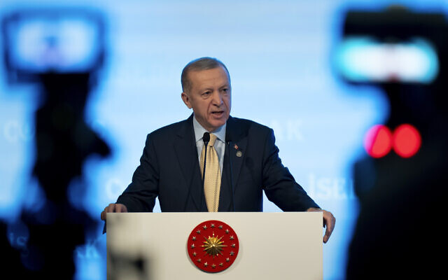 Le président turc Recep Tayyip Erdogan prononce un discours pendant la 39e session de la Commission de coopération économique et sociale de l'Organisation de la coopération islamique (COMCEC), à Istanbul, le 4 décembre 2023. (Crédit : in Istanbul, AP Photo/Francisco Seco) Le président turc Recep Tayyip Erdogan prononce un discours pendant la 39e session de la Commission de coopération économique et sociale de l'Organisation de la coopération islamique (COMCEC), à Istanbul, le 4 décembre 2023. (Crédit : in Istanbul, AP Photo/Francisco Seco)