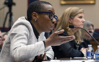La présidente de l'université de Harvard, Claudine Gay (à gauche), à côté de la présidente de l'université de Pennsylvanie Liz Magill lors d'une session de la commission d'Éducation au Capitole, à Washington, le 5 décembre 2023. (Crédit : Mark Schiefelbein/AP Photo)
