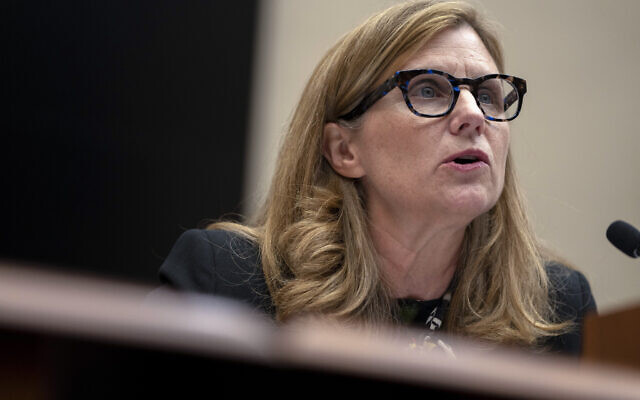 La présidente de l'université de Pennsylvanie, Liz Magill, lit sa déclaration d'ouverture lors d'une session de la commission d'Éducation au Capitole, à Washington, le 5 décembre 2023. (Crédit : Mark Schiefelbein/AP) La présidente de l'université de Pennsylvanie, Liz Magill, lit sa déclaration d'ouverture lors d'une session de la commission d'Éducation au Capitole, à Washington, le 5 décembre 2023. (Crédit : Mark Schiefelbein/AP)