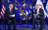 Le président américain Joe Biden et le Premier ministre israélien Benjamin Netanyahu discutant de la guerre entre Israël et le Hamas, à Tel Aviv, le 18 octobre 2023. (Crédit : Miriam Alster/Pool Photo via AP)
