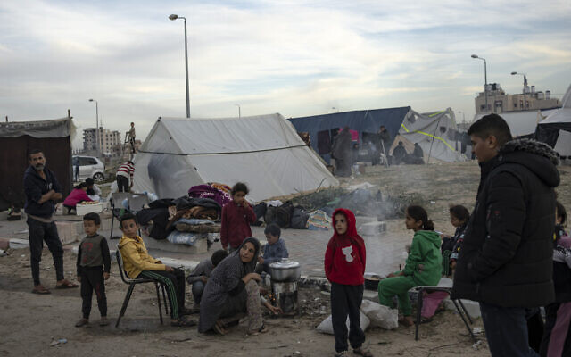 Des Palestiniens déplacés par l'incursion terrestre israélienne sur la bande de Gaza installant un camp de tentes dans la zone d'al-Mawasi, le 7 décembre 2023. (Crédit : Fatima Shbair/AP Photo)