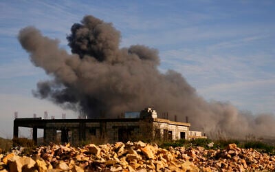 Illustration : De la fumée noire s'élève après une frappe israélienne aux abords de Yaroun, un village libanais à la frontière du sud du Liban, le 10 décembre 2023. (Crédit : Hassan Ammar/ AP)