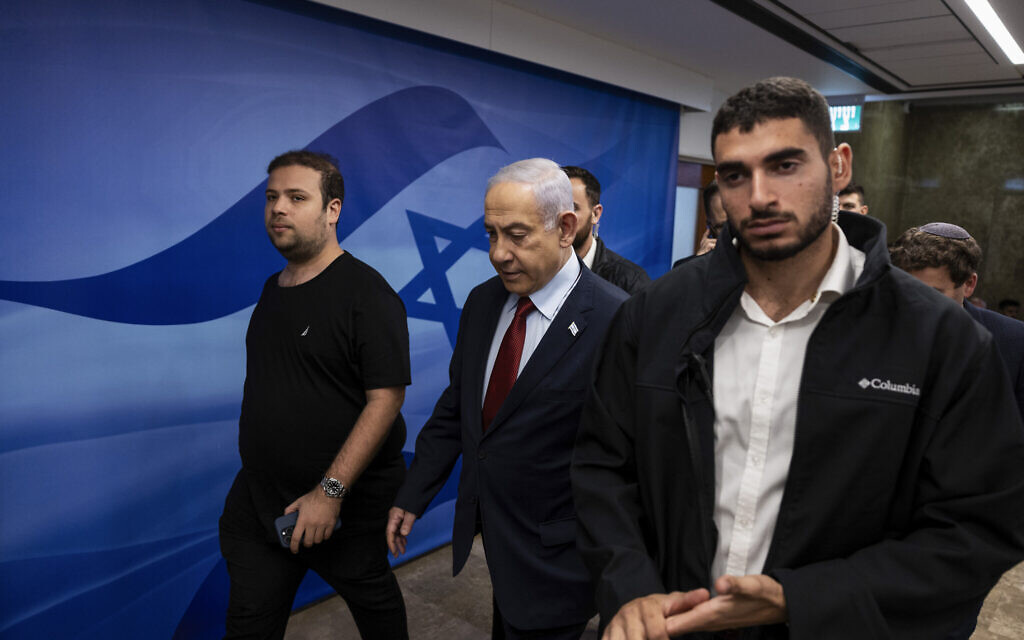 Le Premier ministre Benjamin Netanyahu, au centre, se rend à la réunion du cabinet au bureau du Premier ministre à Jérusalem, le 10 décembre 2023. (Crédit : Ronen Zvulun/Pool Photo via AP) Le Premier ministre Benjamin Netanyahu, au centre, se rend à la réunion du cabinet au bureau du Premier ministre à Jérusalem, le 10 décembre 2023. (Crédit : Ronen Zvulun/Pool Photo via AP)