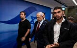 Le Premier ministre Benjamin Netanyahu, au centre, se rend à la réunion du cabinet au bureau du Premier ministre à Jérusalem, le 10 décembre 2023. (Crédit : Ronen Zvulun/Pool Photo via AP)