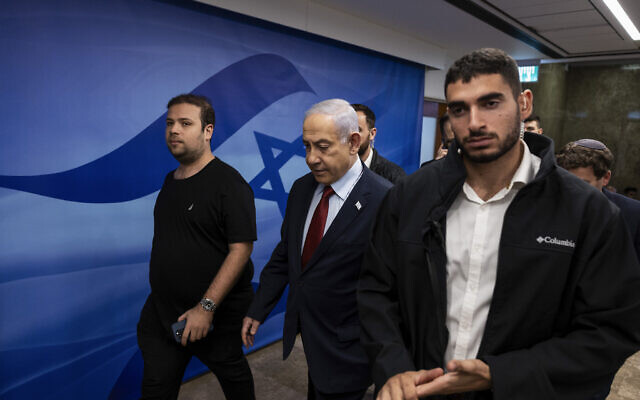 Le Premier ministre Benjamin Netanyahu, au centre, se rend à la réunion du cabinet au bureau du Premier ministre à Jérusalem, le 10 décembre 2023. (Crédit : Ronen Zvulun/Pool Photo via AP)