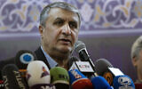 Le directeur de l'Organisation de l'énergie atomique de l'Iran, Mohammad Eslami, s'exprimant lors d'une conférence de presse, à Téhéran, en Iran, le 12 décembre 2023. (Crédit : Vahid Salemi/AP)
