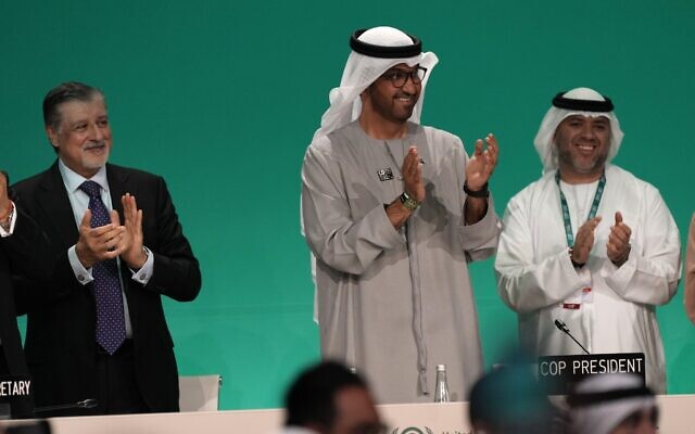 Le président de la COP28, Sultan al-Jaber, au centre applaudit après l'adoption du premier bilan au sommet sur le climat de la COP28 des Nations unies aux Émirats arabes unis, le 13 décembre 2023. (Crédit : AP Photo/Kamran Jebreili) Le président de la COP28, Sultan al-Jaber, au centre applaudit après l'adoption du premier bilan au sommet sur le climat de la COP28 des Nations unies aux Émirats arabes unis, le 13 décembre 2023. (Crédit : AP Photo/Kamran Jebreili)