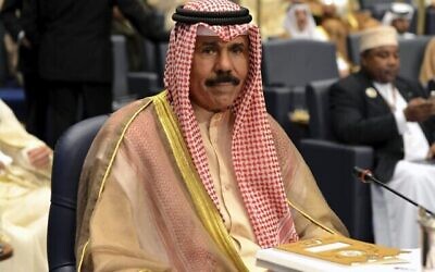 Le prince héritier du Koweït, Cheikh Nawaf Al-Ahmad Al-Jaber Al-Sabah, assiste à la séance de clôture du 25e Sommet arabe au Palais Bayan à Koweït, le mercredi 26 mars 2014. L'émir au pouvoir du Koweït, le cheikh de 86 ans Nawaf Al Ahmad Al Sabah est décédé, a rapporté la télévision d'État le samedi 16 décembre 2023. (Crédit : AP Photo/Nasser Waggi, File)