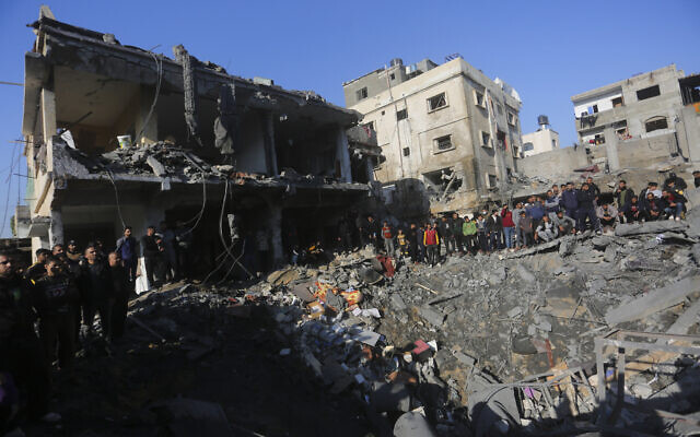 Des Palestiniens inspectant les dégâts après une frappe israélienne, à Rafah, dans le sud de la bande de Gaza, le 19 décembre 2023. (Crédit : Hatem Ali/AP Photo) Des Palestiniens inspectant les dégâts après une frappe israélienne, à Rafah, dans le sud de la bande de Gaza, le 19 décembre 2023. (Crédit : Hatem Ali/AP Photo)