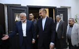 Le chef du Hamas Ismaïl Haniyeh (à gauche) accueillant le ministre iranien des Affaires étrangères Hossein Amirabdollahian, à Doha, au Qatar, sur une photo publiée le 20 décembre 2023. (Crédit : Ministère des Affaires étrangères via AP)