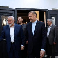 Le chef du Hamas Ismaïl Haniyeh (à gauche) accueillant le ministre iranien des Affaires étrangères Hossein Amirabdollahian, à Doha, au Qatar, sur une photo publiée le 20 décembre 2023. (Crédit : Ministère des Affaires étrangères via AP)